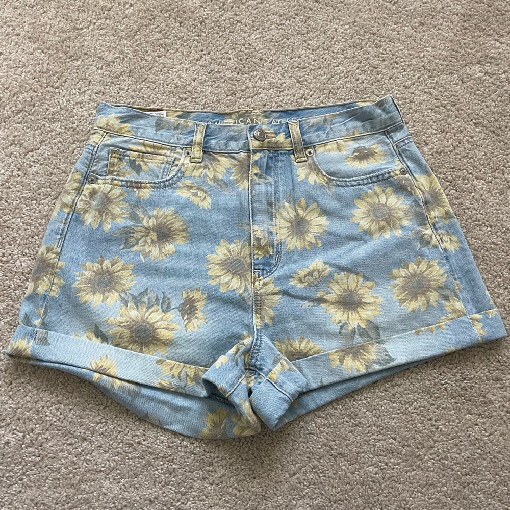 Gently worn American Eagle sunflower Jean shorts. Size 6
